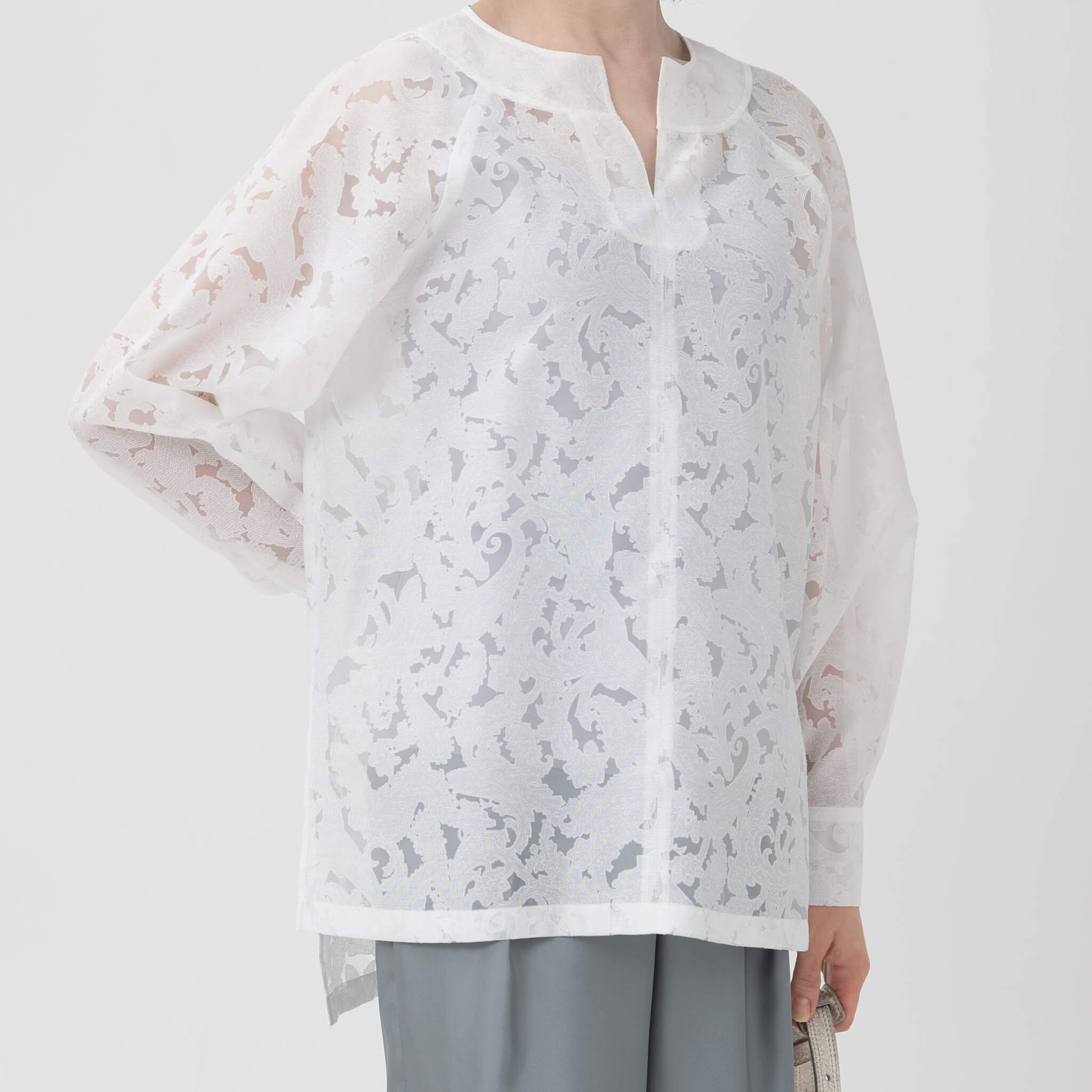 極美品✨定価１.５万❤️　白　麻　リネン　イエナ　シャーリングドルマンブラウス シャーリングデザインサテン地ブラウス/洗える(ブラウス・シャツ